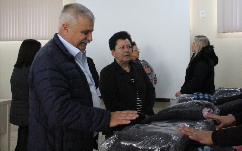 Assistência Social de Irati entrega ponchos às pessoas em situação de vulnerabilidade social e também roupas para cães .